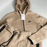 Conjunto NK Tech Fleece 2024
