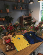 KIT BOX EXCLUSIVA DIA DOS NAMORADOS COPA DO MUNDO - 2 CAMISAS SELEÇÃO, FLORES FRESCAS, BALÃO, CARTÃO, PELÚCIAS E CHOCOLATES