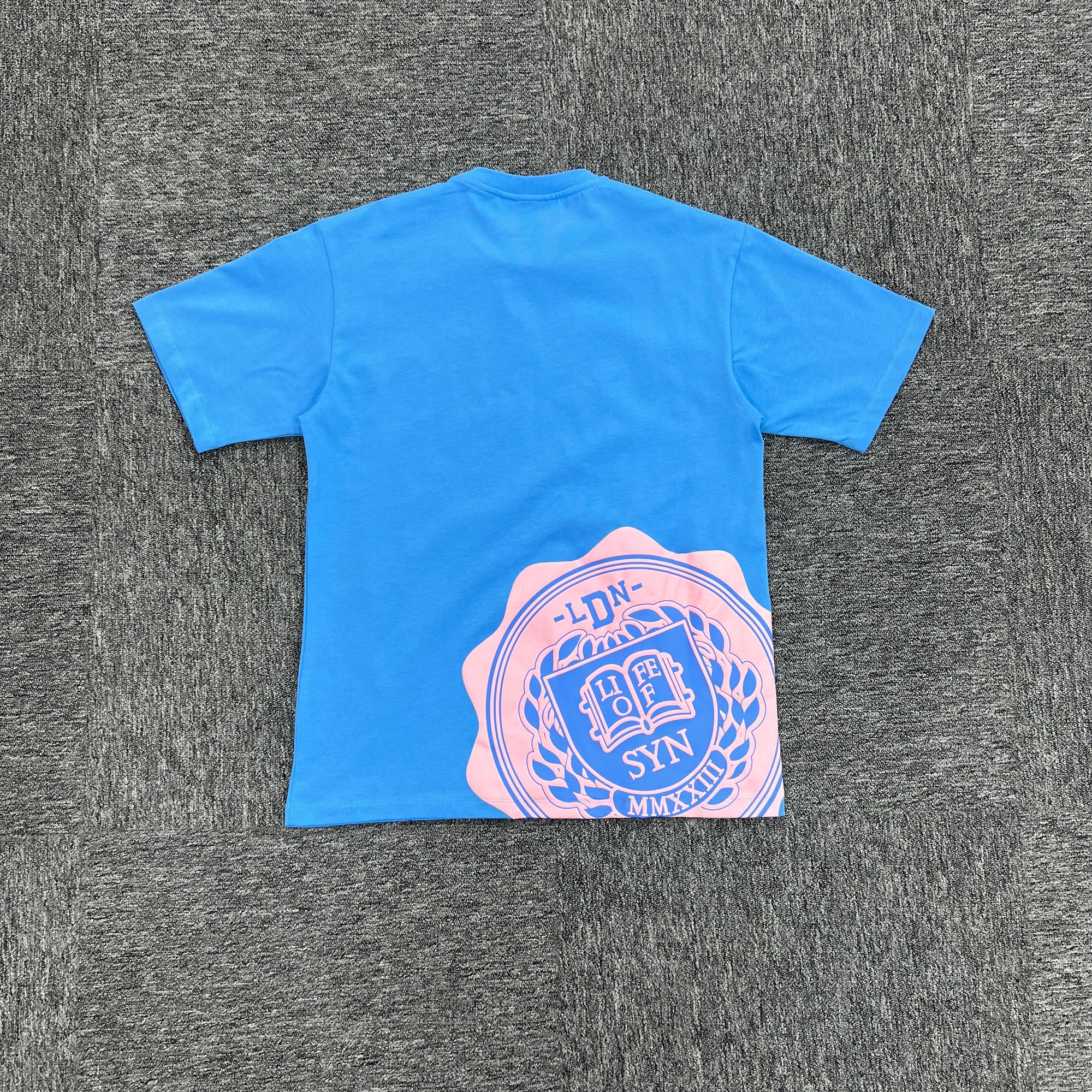Camiseta College Syna World