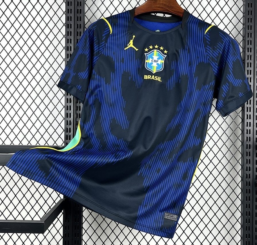 KIT BOX EXCLUSIVA DIA DOS NAMORADOS COPA DO MUNDO - 2 CAMISAS SELEÇÃO, FLORES FRESCAS, BALÃO, CARTÃO, PELÚCIAS E CHOCOLATES