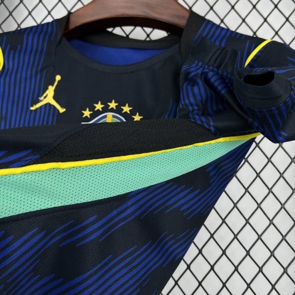 KIT BOX EXCLUSIVA DIA DOS NAMORADOS COPA DO MUNDO - 2 CAMISAS SELEÇÃO, FLORES FRESCAS, BALÃO, CARTÃO, PELÚCIAS E CHOCOLATES